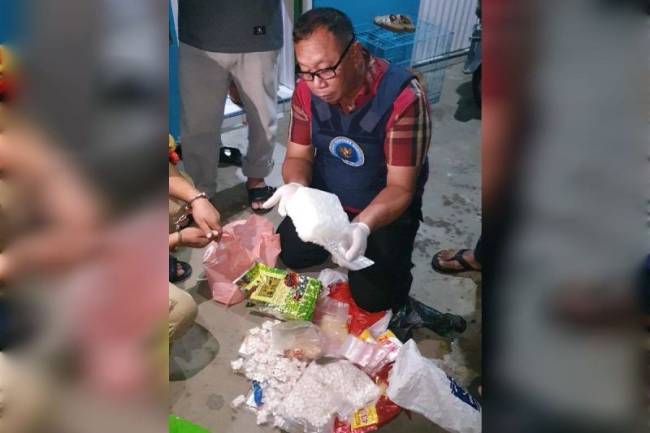 Kabid Brantas BNNP Kalteng Kombes Pol Ruslan Abdul Rasyid mengamankan narkoba jenis sabu 1 kilogram lebih dan ratusan butir obat zenith di Jalan G Obos 12 Palangka Raya, Sabtu (11/1/2025) malam. (ANTARA/HO-BNNP Kalteng)