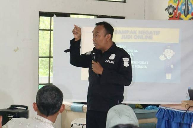 KETUA Tim Virtual Police Bidhumas Polda Kalteng, Ipda Shamsuddin, pada saat memberikan sosialisasi 'Stop HPPUS' kepada siswa di Kota Palangka Raya, beberapa waktu lalu. (ANTARA/HO-Dokumentasi Ipda Shamsuddin)