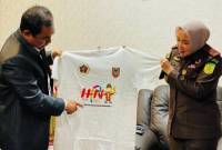 Kajati Kalsel, Rina Virawati SH MH mengamati kaos berlogo HPN. (SuarIndonesia/Ist)