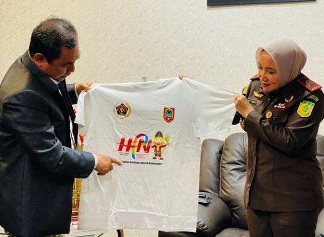 Kajati Kalsel, Rina Virawati SH MH mengamati kaos berlogo HPN. (SuarIndonesia/Ist)