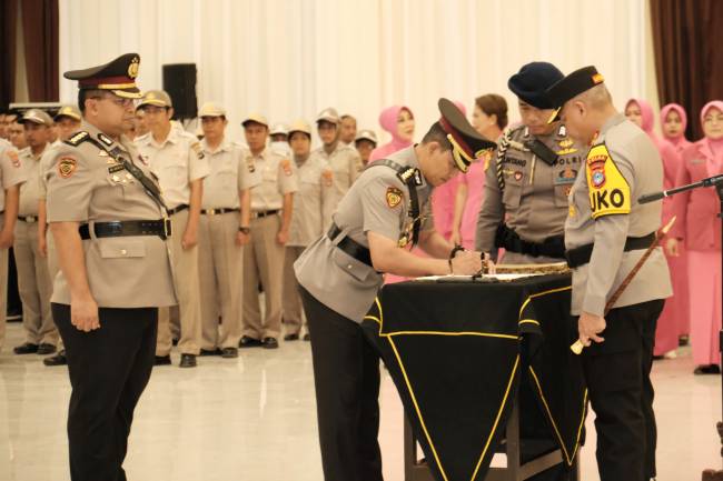 Tiga pejabat baru dan dua kalpolres resmi dilantik, Jumat (10/1/2025). (SuarIndonesia/Ist)