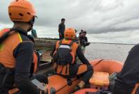 
Tim SAR Palangka Raya melakukan proses evakuasi terhadap tenggelamnya kapal pasir di sungai Kapuas Murung, Kabupaten Kapuas, Kamis (22/1/2025). (ANTARA/Dokumentasi Pribadi)