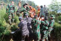 Tim SRU 1 Lanal Tegal bersama Basarnas, dan sukarelawan sedang melakukan evakuasi korban meninggal dunia tanah longsor di Kecamatan Petungkriono, Kabupaten Pekalongan, Jumat (24/1/2025). (ANTARA/HO-Humas Lanal Tegal)