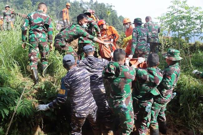 Tim SRU 1 Lanal Tegal bersama Basarnas, dan sukarelawan sedang melakukan evakuasi korban meninggal dunia tanah longsor di Kecamatan Petungkriono, Kabupaten Pekalongan, Jumat (24/1/2025). (ANTARA/HO-Humas Lanal Tegal)