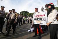 Foto Ilustrasi -- Pemerintah akan mengeluarkan peraturan pemberian insentif untuk guru honorer non sertifikasi sebesar Rp500 ribu. (ANTARA FOTO/Rivan Awal L)