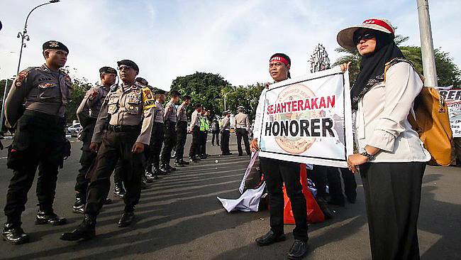 Foto Ilustrasi -- Pemerintah akan mengeluarkan peraturan pemberian insentif untuk guru honorer non sertifikasi sebesar Rp500 ribu. (ANTARA FOTO/Rivan Awal L)