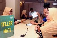 Foto Ilustrasi - Petugas Bank Mandiri Syariah melayani calon jemaah haji melakukan pelunasan Biaya Penyelenggaran Ibadah Haji (BPIH) di Kantor Cabang Mandiri Syariah Area Bekasi, di Bekasi, Jawa Barat, Senin (16/4). (ANTARA FOTO/Risky Andrianto)