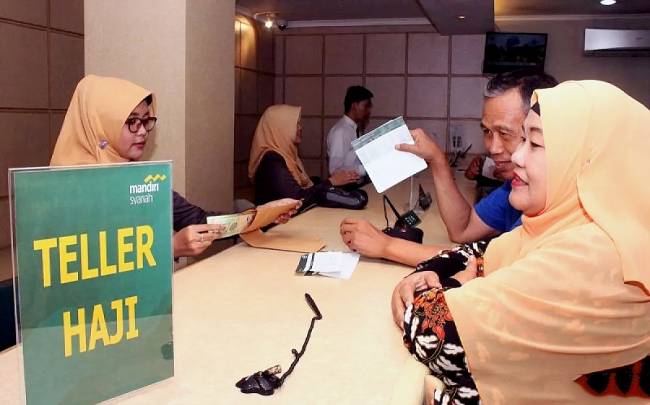 Foto Ilustrasi - Petugas Bank Mandiri Syariah melayani calon jemaah haji melakukan pelunasan Biaya Penyelenggaran Ibadah Haji (BPIH) di Kantor Cabang Mandiri Syariah Area Bekasi, di Bekasi, Jawa Barat, Senin (16/4). (ANTARA FOTO/Risky Andrianto)