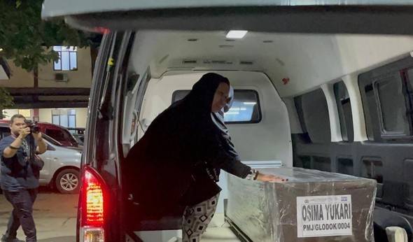 Ibunda mendiang Osima, Ima Susanti menjemput langsung jenazah putrinya di RS Polri Kramat Jati, Jakarta Timur, malam ini. Ia tak kuasa menahan tangis. (SuarIndonesia/Foto: Ondang/detikcom.