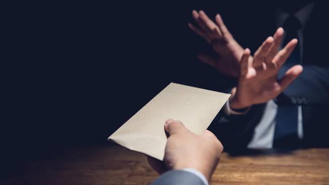 Foto Ilustrasi. Puluhan pejabat pengadilan melaporkan penerimaan barang yang diduga gratifikasi ke KPK. (iStock/Atstock Productions)