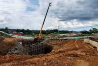 Pengerjaan tol akses Kota Nusantara Seksi 3A yang menghubungkan jalan bebas hambatan dengan konsep jalan layang dari Bandara SAMS Sepinggan Kota Balikpapan menuju ibu kota Indonesia di Provinsi Kalimantan Timur. (ANTARA/Muhammad Solih Januar)