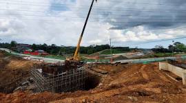 Pengerjaan tol akses Kota Nusantara Seksi 3A yang menghubungkan jalan bebas hambatan dengan konsep jalan layang dari Bandara SAMS Sepinggan Kota Balikpapan menuju ibu kota Indonesia di Provinsi Kalimantan Timur. (ANTARA/Muhammad Solih Januar)