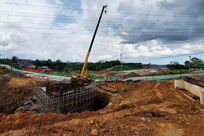 Pengerjaan tol akses Kota Nusantara Seksi 3A yang menghubungkan jalan bebas hambatan dengan konsep jalan layang dari Bandara SAMS Sepinggan Kota Balikpapan menuju ibu kota Indonesia di Provinsi Kalimantan Timur. (ANTARA/Muhammad Solih Januar)