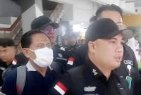 
Mantan Ketua Pengadilan Negeri (PN) Surabaya Rudi Suparmono (kiri) diamankan oleh penyidik Jampidsus Kejagung di Bandara Halimperdanakusuma, Jakarta Timur, Selasa (14/1/2025). (ANTARA/Nadia Putri Rahmani)