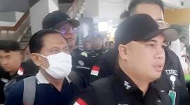 
Mantan Ketua Pengadilan Negeri (PN) Surabaya Rudi Suparmono (kiri) diamankan oleh penyidik Jampidsus Kejagung di Bandara Halimperdanakusuma, Jakarta Timur, Selasa (14/1/2025). (ANTARA/Nadia Putri Rahmani)