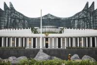 Pekerja berjalan di depan Istana Negara di Kawasan Inti Pusat Pemerintahan (KIPP) di Ibu Kota Nusantara (IKN), Penajam Paser Utara, Kalimantan Timur, Senin (11/11/2024). (ANTARA FOTO/M RISYAL HIDAYAT)