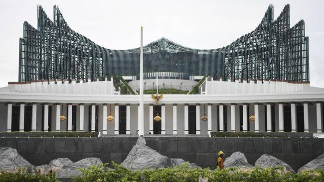 Pekerja berjalan di depan Istana Negara di Kawasan Inti Pusat Pemerintahan (KIPP) di Ibu Kota Nusantara (IKN), Penajam Paser Utara, Kalimantan Timur, Senin (11/11/2024). (ANTARA FOTO/M RISYAL HIDAYAT)