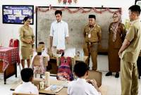 
Wakil Presiden Gibran Rakabuming Raka (kedua kiri) didampingi Gubernur Kalimantan Tengah Sugianto Sabran (ketiga kanan) meninjau pelaksanaan uji coba Makan Bergizi Gratis di SDN 1 Langkai, Palangka Raya, (4/11/2024). (Dok ANTARA/Auliya Rahman)