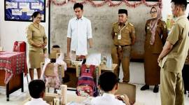 
Wakil Presiden Gibran Rakabuming Raka (kedua kiri) didampingi Gubernur Kalimantan Tengah Sugianto Sabran (ketiga kanan) meninjau pelaksanaan uji coba Makan Bergizi Gratis di SDN 1 Langkai, Palangka Raya, (4/11/2024). (Dok ANTARA/Auliya Rahman)
