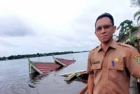 Kepala Disbudpar Kotim Bima Eka Wardhana mengecek kondisi kapal wisata yang tenggelam di Sungai Mentaya, Selasa (21/1/2025). (ANTARA/Devita Maulina)