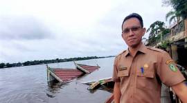 Kepala Disbudpar Kotim Bima Eka Wardhana mengecek kondisi kapal wisata yang tenggelam di Sungai Mentaya, Selasa (21/1/2025). (ANTARA/Devita Maulina)