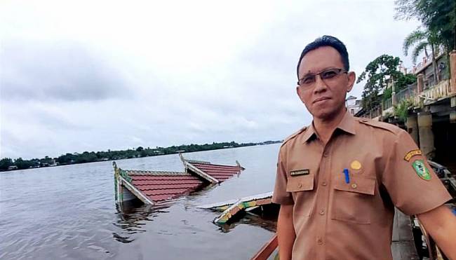 Kepala Disbudpar Kotim Bima Eka Wardhana mengecek kondisi kapal wisata yang tenggelam di Sungai Mentaya, Selasa (21/1/2025). (ANTARA/Devita Maulina)