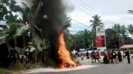 Petugas gabungan berusaha memadamkan api yang membakar salah satu kendaraan milik warga usai mengisi bahan bakar minyak di SPBU Durian Gantang, Kabupaten Hulu Sungai Tengah, Kalimantan Selatan, Selasa (14/1/2025). (ANTARA/HO-Relawan Damkar)