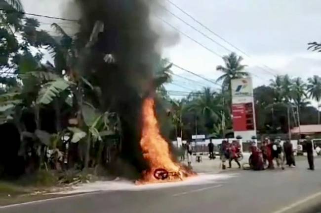 Petugas gabungan berusaha memadamkan api yang membakar salah satu kendaraan milik warga usai mengisi bahan bakar minyak di SPBU Durian Gantang, Kabupaten Hulu Sungai Tengah, Kalimantan Selatan, Selasa (14/1/2025). (ANTARA/HO-Relawan Damkar)