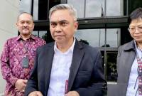 Ketua Komisi Pemberantasan Korupsi Setyo Budiyanto (tengah) menjawab pertanyaan wartawan usai menemui pimpinan Mahkamah Agung di Gedung MA, Jakarta, Rabu (15/1/2025). (ANTARA/Fath Putra Mulya)