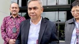 Ketua Komisi Pemberantasan Korupsi Setyo Budiyanto (tengah) menjawab pertanyaan wartawan usai menemui pimpinan Mahkamah Agung di Gedung MA, Jakarta, Rabu (15/1/2025). (ANTARA/Fath Putra Mulya)