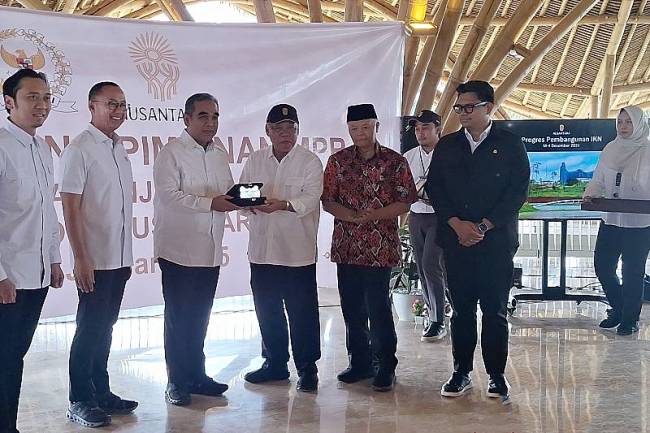 Ketua MPR RI Ahmad Muzani (ketiga dari kiri) diterima Kepala OIKN Bambang Hadimuljono (ketiga dari kanan) saat melakukan kunjungan kerja ke Kota Nusantara, ibu kota Indonesia berlokasi di Kecamatan Sepaku, Kabupaten Penajam Paser Utara, Provinsi Kalimantan Timur, Jumat (24/1/2025). (ANTARA/Muhammad Solih Januar)