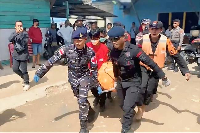 Tim Pencarian dan Penyelamatan (Search dan Rescue/SAR) Gabungan telah berhasil menemukan tiga korban kecelakaan kapal speed Cinta Putri yang terbalik di perairan Sungai Ular Kabupaten Nunukan, Kalimantan Utara dalam kondisi meninggal dunia, Kamis (31/1/2025). (ANTARA/HO-Tim SAR Gabungan)