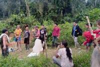 Personel Polsek Kahut (baju hitam) dan warga saat berdiskusi terkait upaya pencarian dua korban bencana alam tanah longsor di Desa Tumbang Mahuroi Kecamatan Damang Batu, Kamis (23/1/2025). (ANTARA/HO-Polsek Kahut)