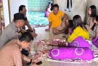 Kepala Desa Lampuyang Muksin bersama aparat kepolisian mengunjungi warga yang menjadi korban serangan buaya, Selasa (14/1/2025). (ANTARA/HO-Muksin)
