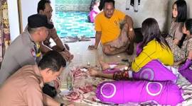 Kepala Desa Lampuyang Muksin bersama aparat kepolisian mengunjungi warga yang menjadi korban serangan buaya, Selasa (14/1/2025). (ANTARA/HO-Muksin)
