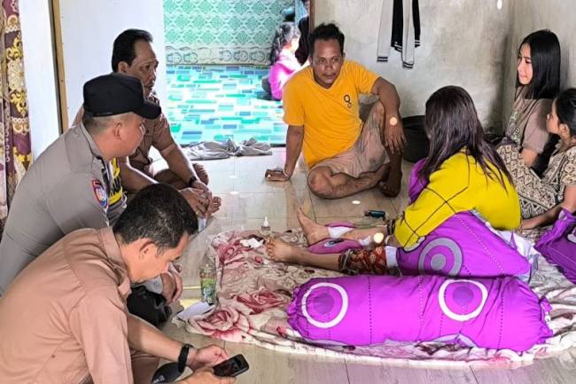 Kepala Desa Lampuyang Muksin bersama aparat kepolisian mengunjungi warga yang menjadi korban serangan buaya, Selasa (14/1/2025). (ANTARA/HO-Muksin)
