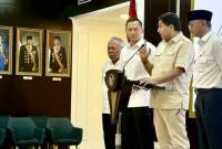 Menteri Perumahan Maruarar Sirait (dua kanan) jumpa pers menjelaskan hasil rapat dengan Presiden Prabowo Subianto yang salah satunya membahas penghapusan PBG, BPHTB, dan PPN untuk masyarakat berpenghasilan rendah (MBR) di Kompleks Istana Kepresidenan, Jakarta, Selasa (21/1/2025). (ANTARA/Genta Tenri Mawangi)