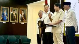 Menteri Perumahan Maruarar Sirait (dua kanan) jumpa pers menjelaskan hasil rapat dengan Presiden Prabowo Subianto yang salah satunya membahas penghapusan PBG, BPHTB, dan PPN untuk masyarakat berpenghasilan rendah (MBR) di Kompleks Istana Kepresidenan, Jakarta, Selasa (21/1/2025). (ANTARA/Genta Tenri Mawangi)