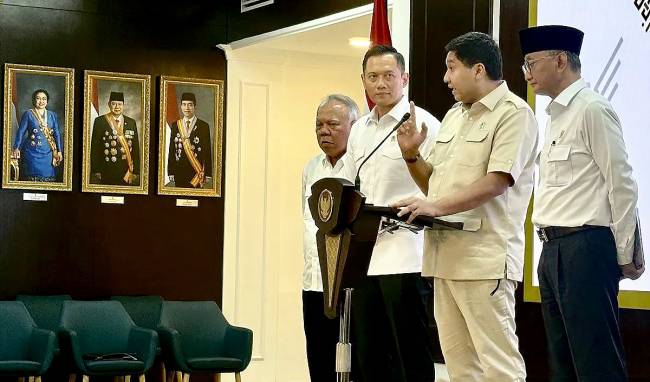 Menteri Perumahan Maruarar Sirait (dua kanan) jumpa pers menjelaskan hasil rapat dengan Presiden Prabowo Subianto yang salah satunya membahas penghapusan PBG, BPHTB, dan PPN untuk masyarakat berpenghasilan rendah (MBR) di Kompleks Istana Kepresidenan, Jakarta, Selasa (21/1/2025). (ANTARA/Genta Tenri Mawangi)