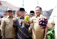 Menteri Dalam Negeri Tito Karnavian dalam Musyawarah Desa Nasional (Musdesnas) dalam Rangka Peringatan Hari Desa Nasional Tahun 2025 di Lapangan Sepak Bola Cibeureum Kulon Kecamatan Cimalaka, Kabupaten Sumedang, Jawa Barat, Rabu (15/1/2025). (ANTARA/HO-Puspen)
