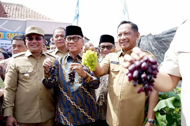Menteri Dalam Negeri Tito Karnavian dalam Musyawarah Desa Nasional (Musdesnas) dalam Rangka Peringatan Hari Desa Nasional Tahun 2025 di Lapangan Sepak Bola Cibeureum Kulon Kecamatan Cimalaka, Kabupaten Sumedang, Jawa Barat, Rabu (15/1/2025). (ANTARA/HO-Puspen)