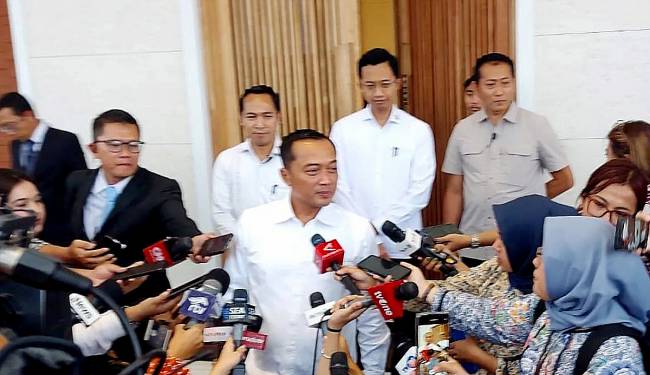 Menteri Sekretaris Negara Prasetyo Hadi dalam wawancara cegat di Lanud TNI AU Halim Perdanakusuma, Jakarta, Kamis (23/1/2025). (ANTARA/Andi Firdaus)
