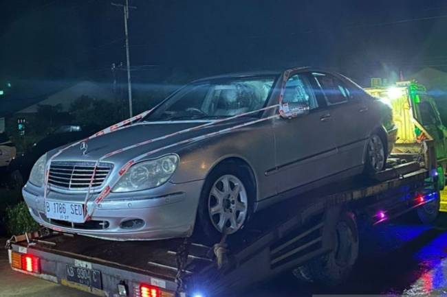Mobil asal Malaysia yang diamankan petugas Bea Cukai Sintete dan Komunitas Intelijen Sambas. (ANTARA/HO-Bea Cukai Kalbagbar)