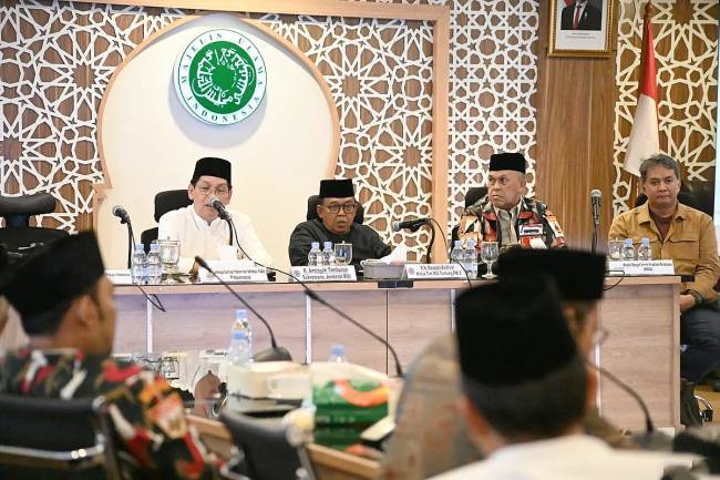 Ketua Tim Tabayyun dan Advokasi MUI terkait PSN di PIK 2, KH Masduki Baidlowi (kedua kiri) dalam konferensi pers di Kantor MUI, Jakarta, Jumat (24/1/2025). (ANTARA/HO-MUI)