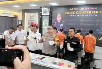 Kapolresta Samarinda Kombes Pol Hendri Umar (tengah) beserta jajaran saat menunjukkan barang bukti pada konferensi pers di Mapolresta Samarinda, Rabu (15/1/2025). (ANTARA/Ahmad Rifandi)