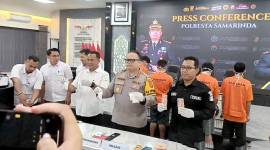 Kapolresta Samarinda Kombes Pol Hendri Umar (tengah) beserta jajaran saat menunjukkan barang bukti pada konferensi pers di Mapolresta Samarinda, Rabu (15/1/2025). (ANTARA/Ahmad Rifandi)