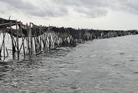 Pagar Misterius yang terpasang di laut Tangerang yang terbuat dari bambu ini membentang sepanjang 30,16 kilometer di perairan Tangerang, Banten. Pembangunan pagar ini terindikasi tidak mengantongi izin alias ilegal. (detikcom/Retno A)