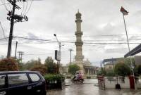 Seorang warga melintas di jalan raya saat hujan mengguyur Kota Palangka Raya, beberapa waktu lalu. (ANTARA/Rendhik Andika)