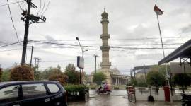 Seorang warga melintas di jalan raya saat hujan mengguyur Kota Palangka Raya, beberapa waktu lalu. (ANTARA/Rendhik Andika)