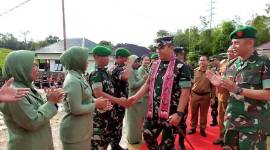 Panglima Komando Daerah Militer XII/TPR, Mayor Jenderal TNI Jamalulael melakukan kunjungan kerja di Bengkayang, Kalimantan Barat, Selasa (21/1/2025). (ANTARA/Ho-Humas Kodam XII/TPR)